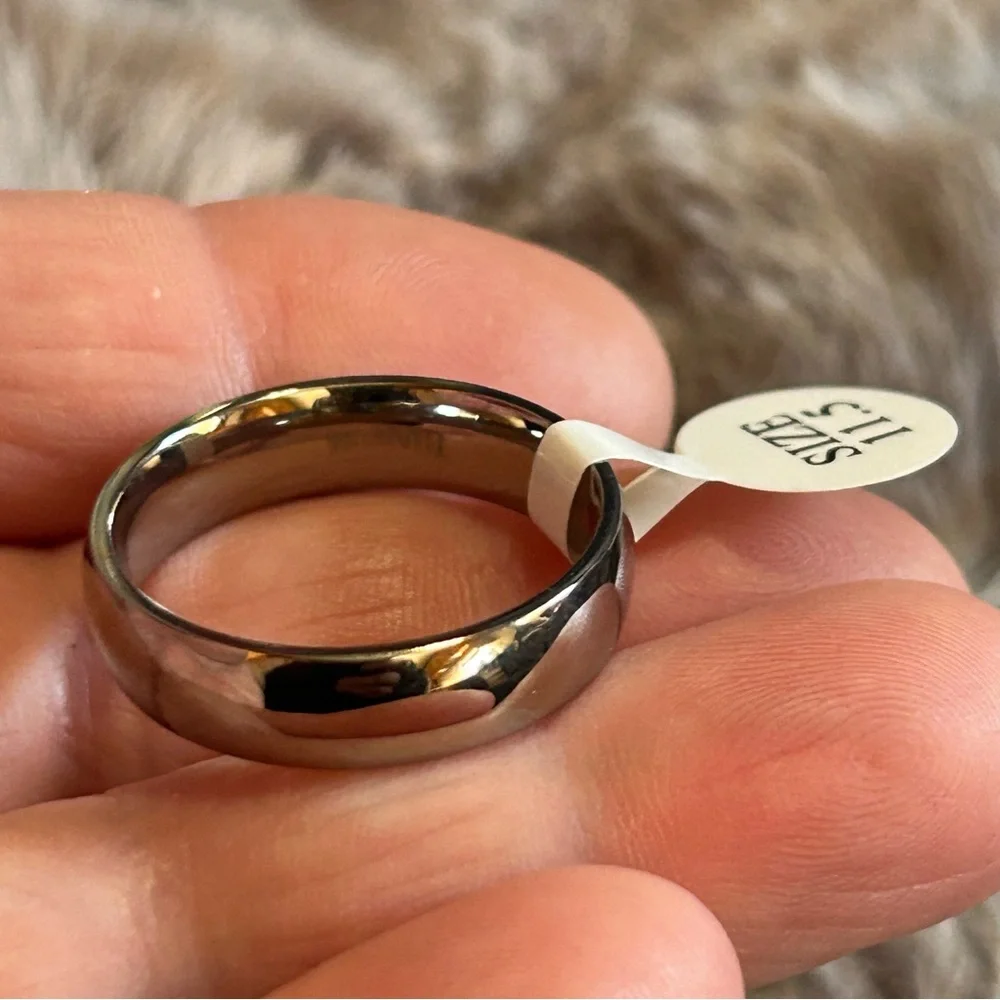 Men’s 6mm polished Titanium comfort band wedding ring NIB 11.5